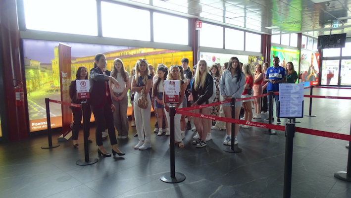 Studenti del Newcastle College in visita all'Aeroporto di Forlì