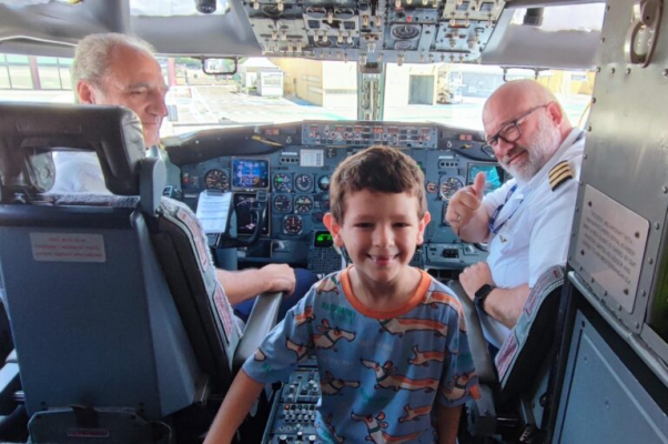 In volo con GoToFly, la felicità di Leonardo un piccolo passeggero in partenza dall'aeroporto di Forlì