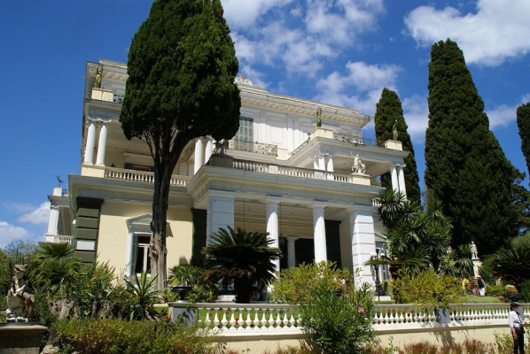 Vola da Forlì a Corfù e visita l'Achilleion: il sontuoso palazzo voluto dall'Imperatrice Sissi