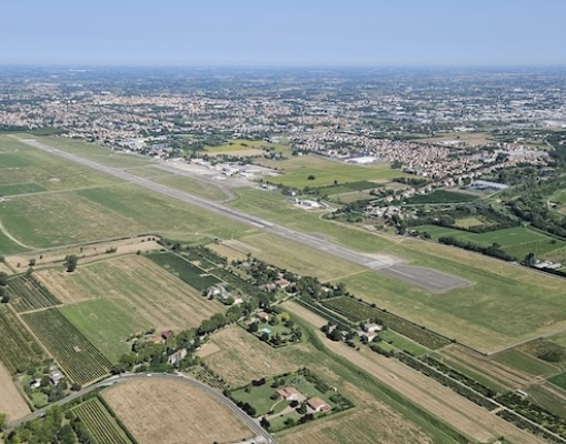 Pillole di storia, l'aeroporto di Forlì dagli Anni Trenta ad oggi. Un'emozione in volo da quasi un secolo